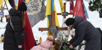 Families of Ukraine’s fallen soldiers mark Christmas at cemetery