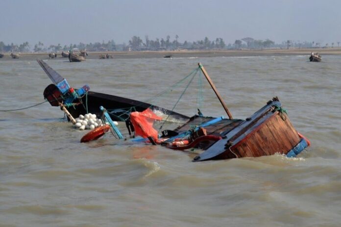 Boat-Capsizes-in-Lagos-1 (2)